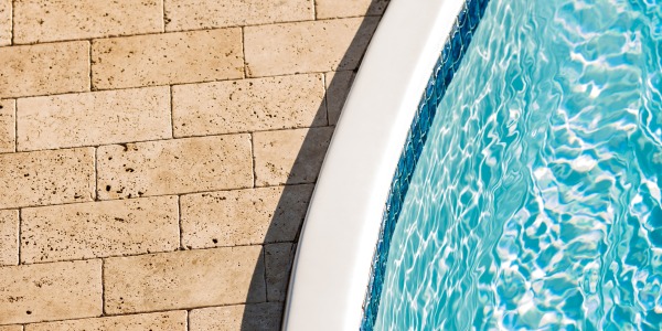 Renueva los bordes de tu piscina